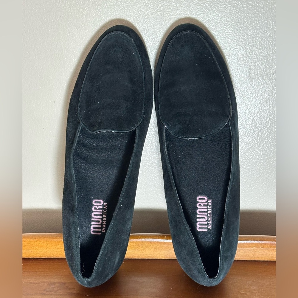 Munro Womens 9 Classic Black Suede Loafers Shock Absorbing Heels